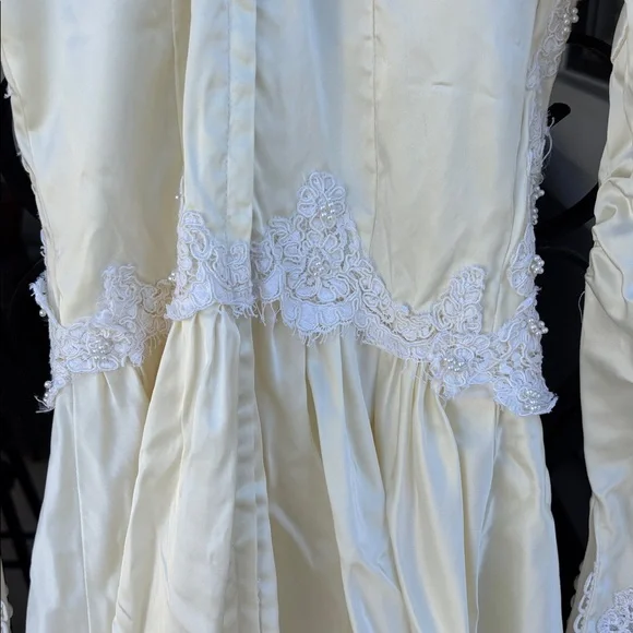 Vintage Elegant Ivory Wedding Dress with Train
size 2 - Picture 8 of 9